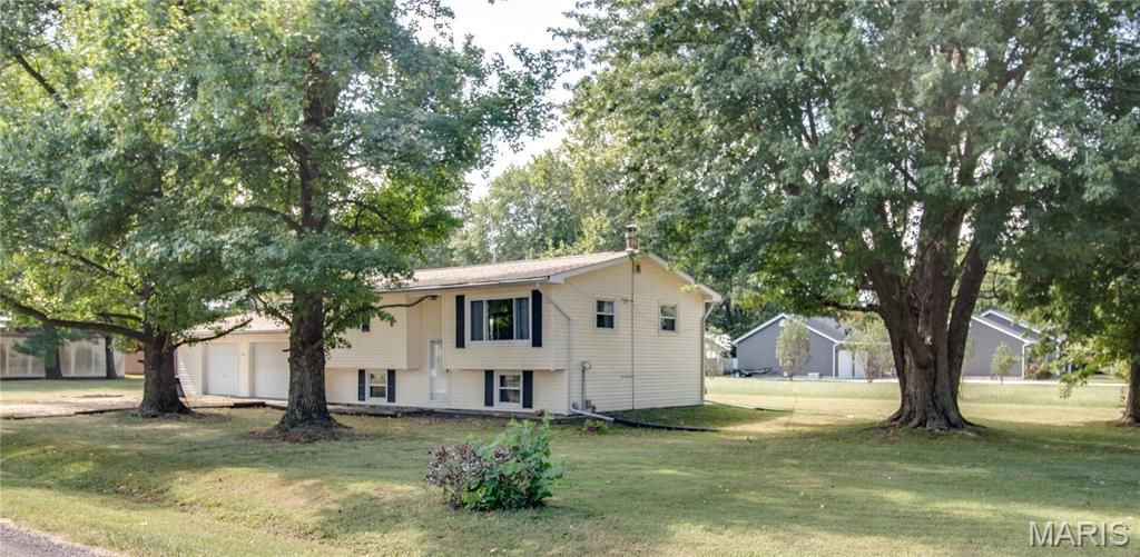 Image 2 of property listing at 23309 Glenda Avenue, Jerseyville, IL 62052