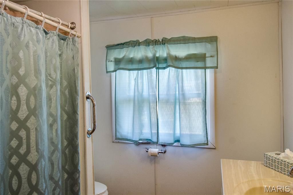 Image 13 of property listing at 23309 Glenda Avenue, Jerseyville, IL 62052