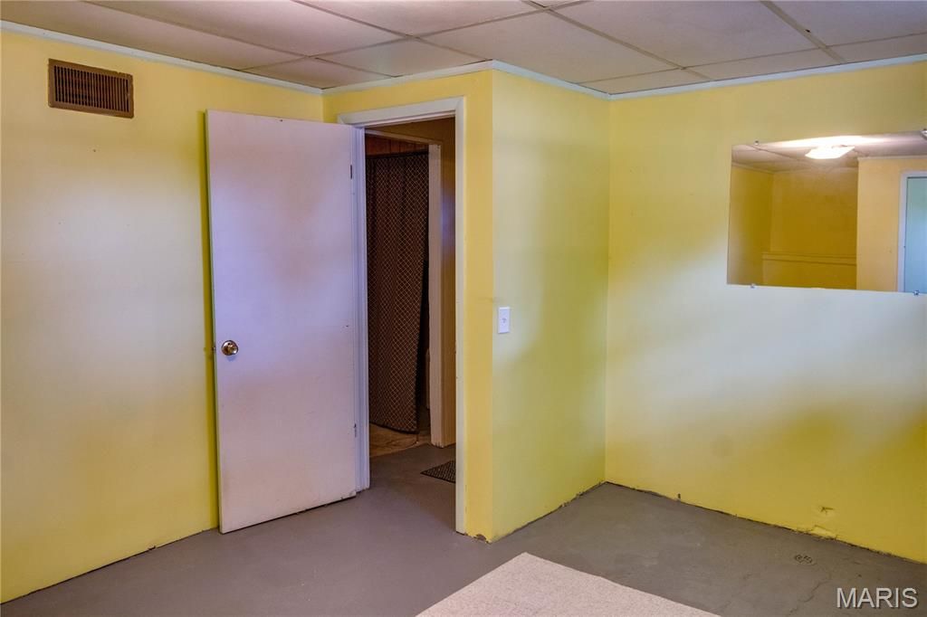 Image 18 of property listing at 23309 Glenda Avenue, Jerseyville, IL 62052