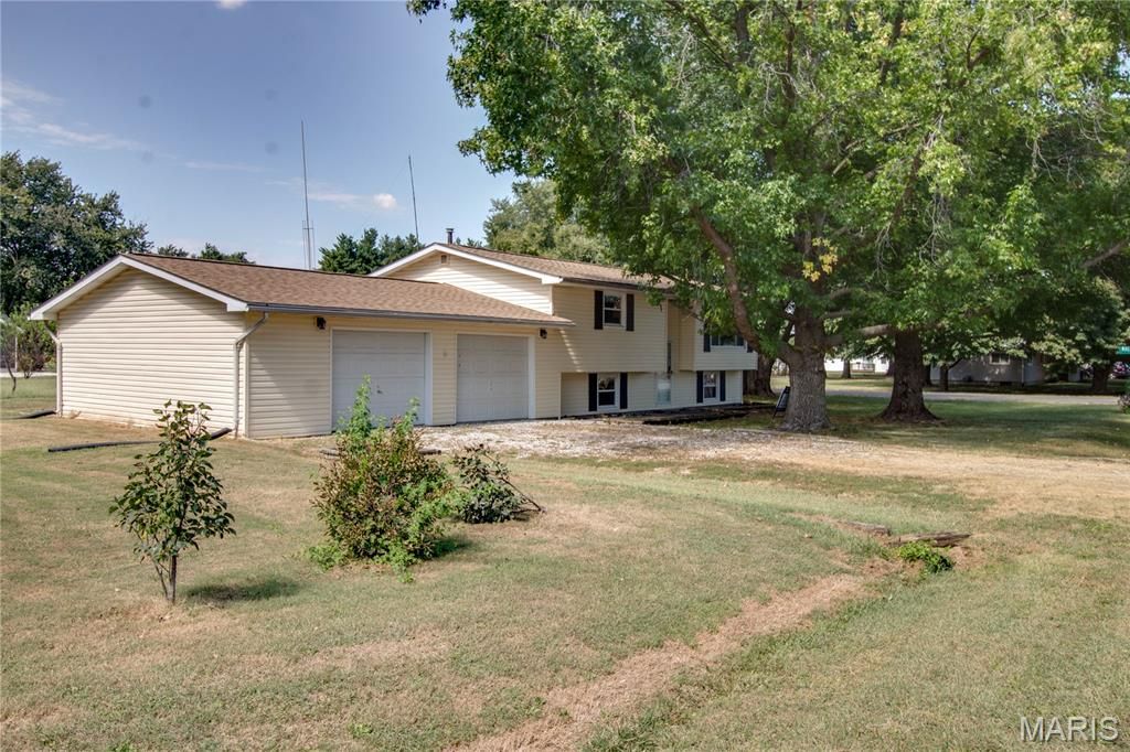 Image 3 of property listing at 23309 Glenda Avenue, Jerseyville, IL 62052