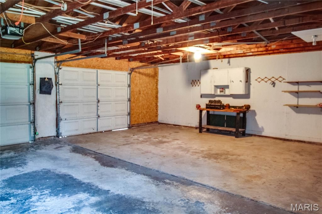 Image 23 of property listing at 23309 Glenda Avenue, Jerseyville, IL 62052