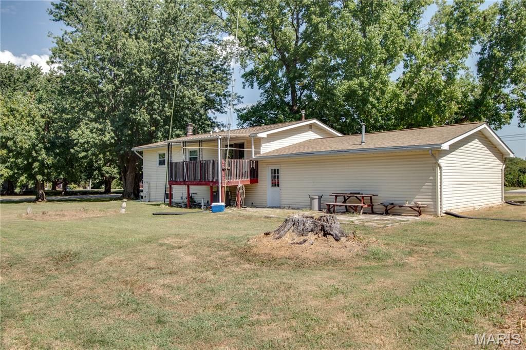 Image 25 of property listing at 23309 Glenda Avenue, Jerseyville, IL 62052