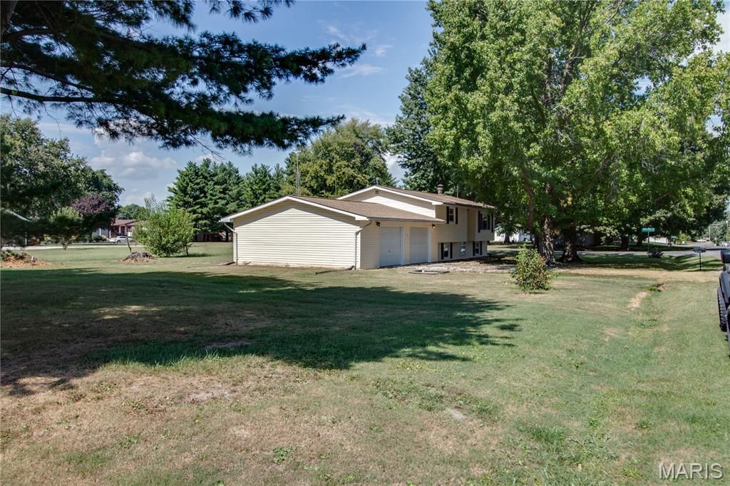 Image 27 of property listing at 23309 Glenda Avenue, Jerseyville, IL 62052