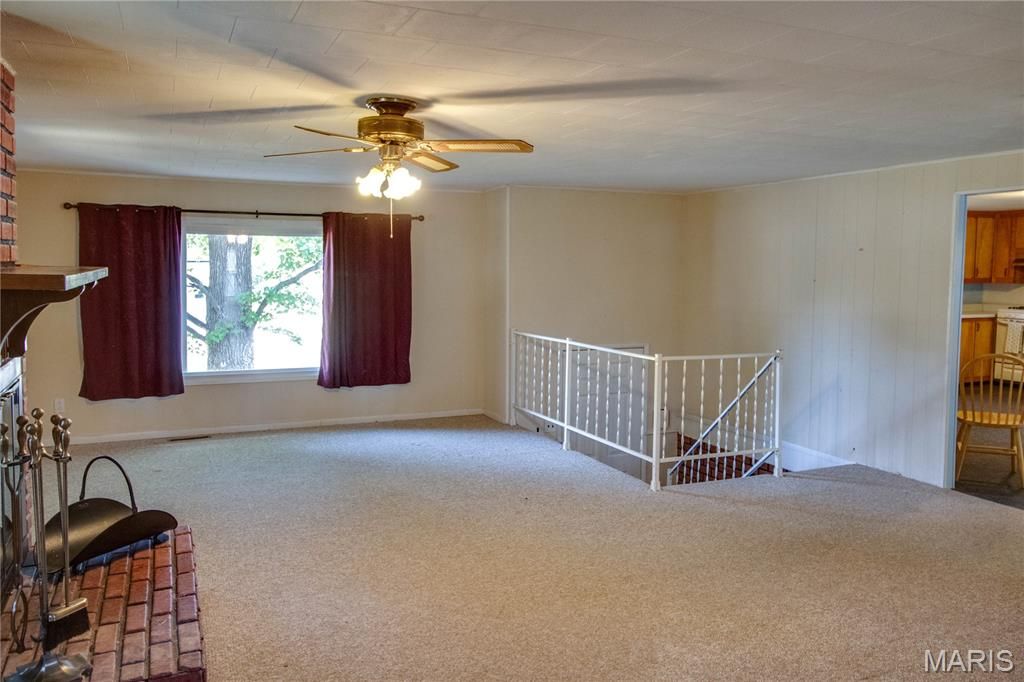 Image 4 of property listing at 23309 Glenda Avenue, Jerseyville, IL 62052