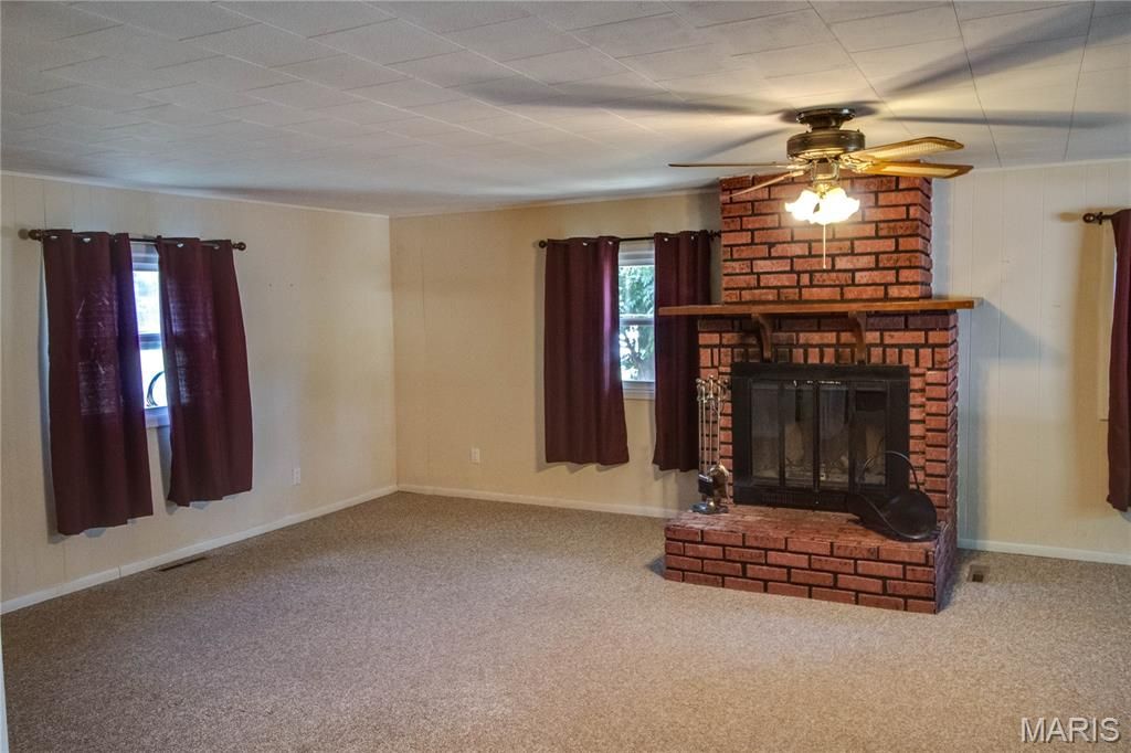 Image 5 of property listing at 23309 Glenda Avenue, Jerseyville, IL 62052