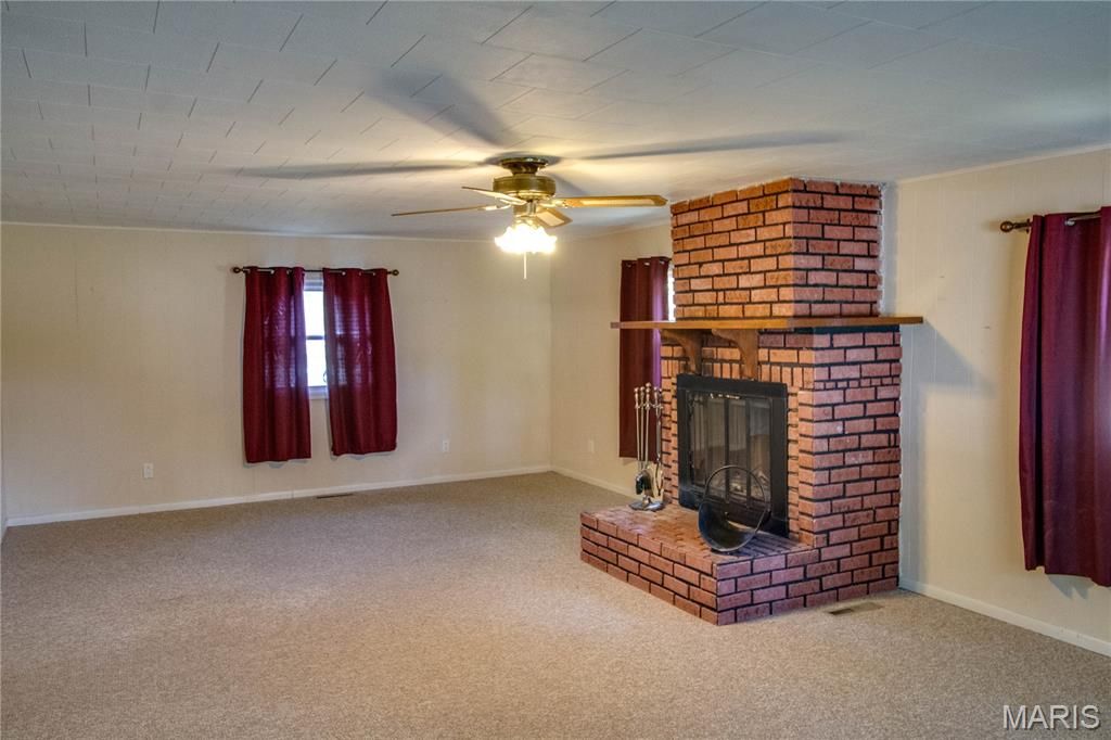 Image 6 of property listing at 23309 Glenda Avenue, Jerseyville, IL 62052