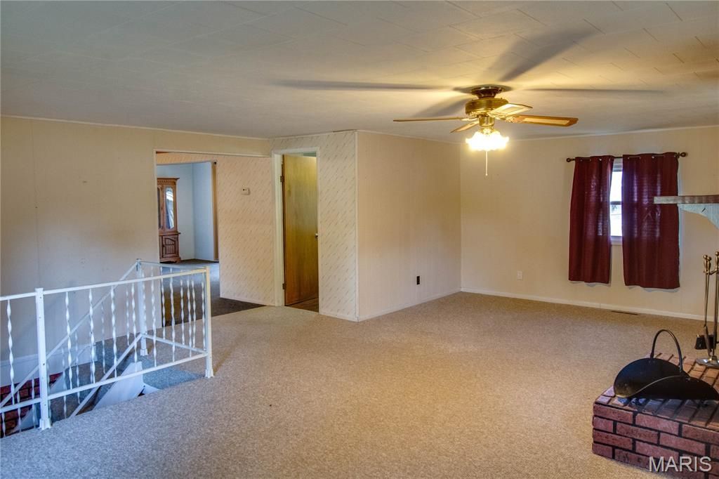 Image 7 of property listing at 23309 Glenda Avenue, Jerseyville, IL 62052