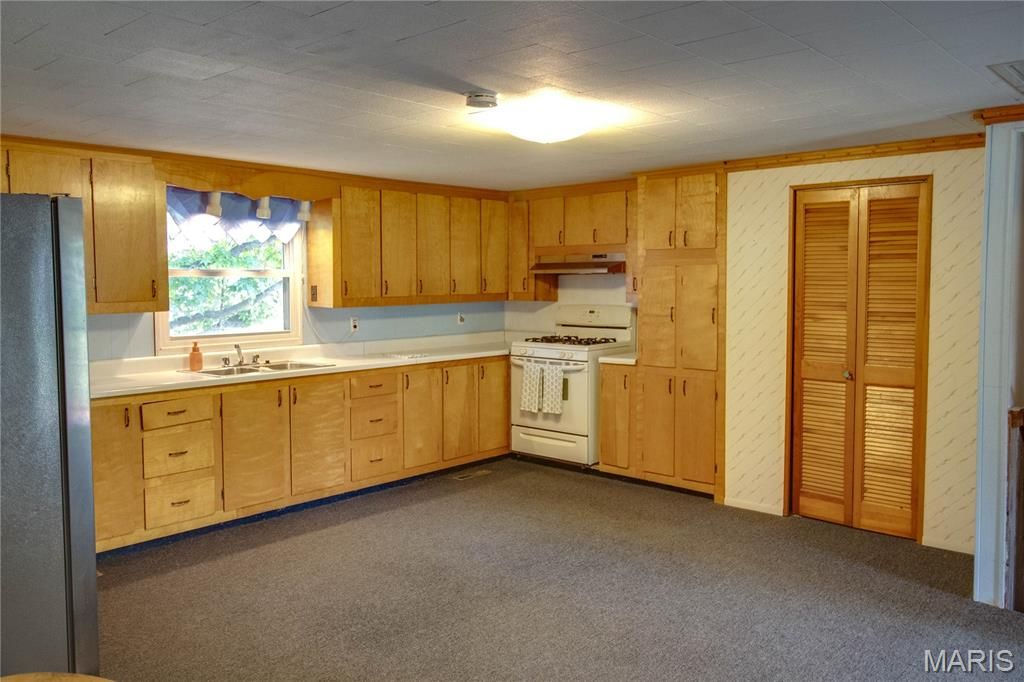 Image 8 of property listing at 23309 Glenda Avenue, Jerseyville, IL 62052