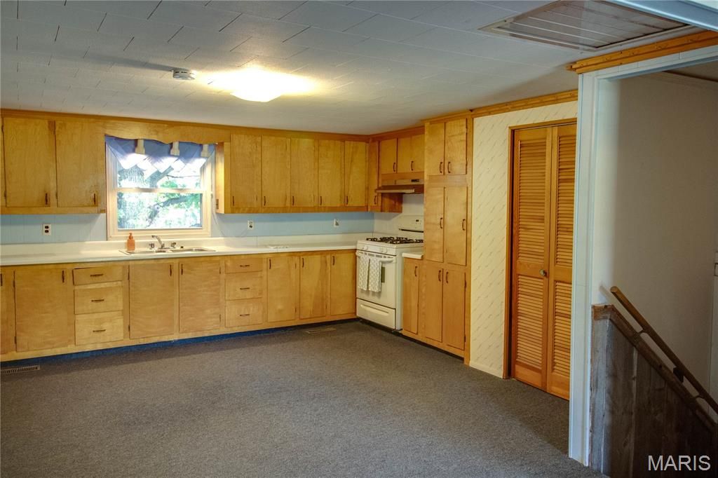 Image 10 of property listing at 23309 Glenda Avenue, Jerseyville, IL 62052