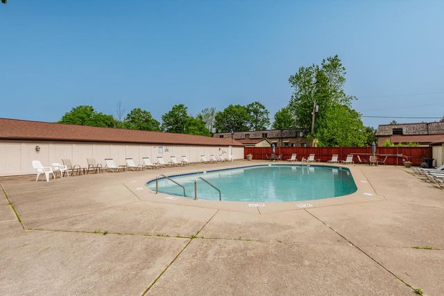 1675 S Coachlight DRIVE #A, New Berlin, WI 53151