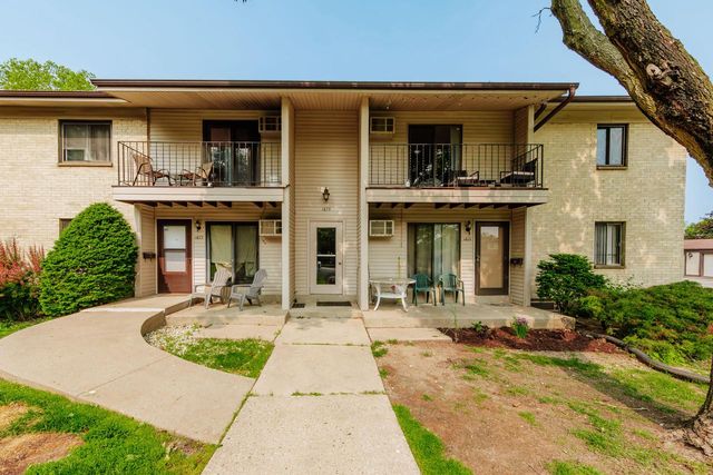 1675 S Coachlight DRIVE #A, New Berlin, WI 53151