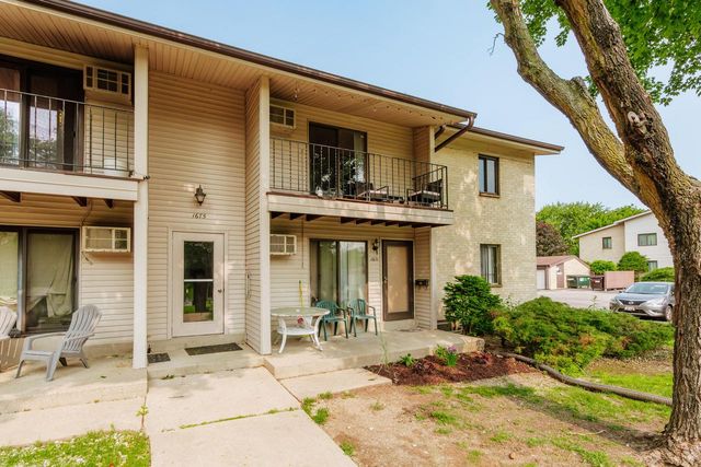 1675 S Coachlight DRIVE #A, New Berlin, WI 53151