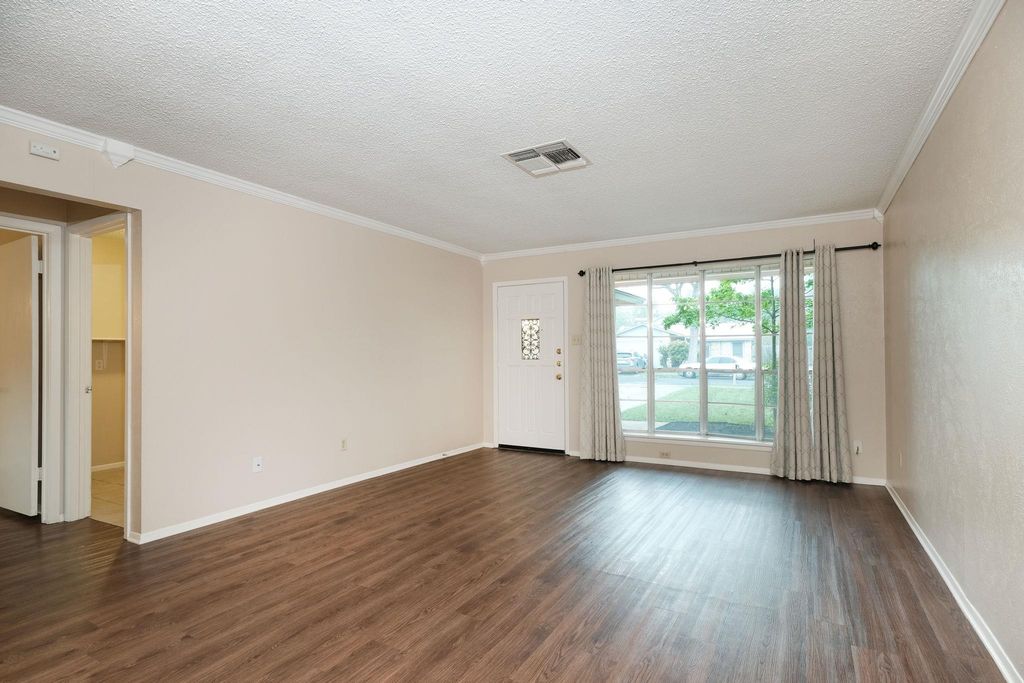 10419 Firethorn LN, Austin, TX 78750