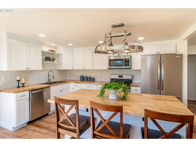 3660 CARNES Rd, Roseburg, OR 97471