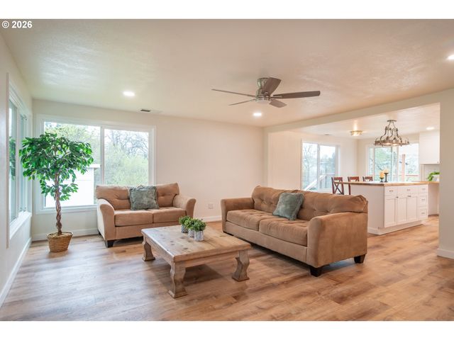 3660 CARNES Rd, Roseburg, OR 97471