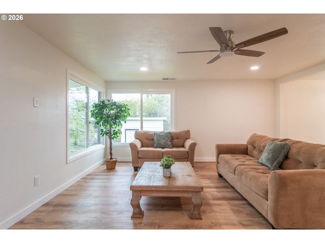 3660 CARNES Rd, Roseburg, OR 97471