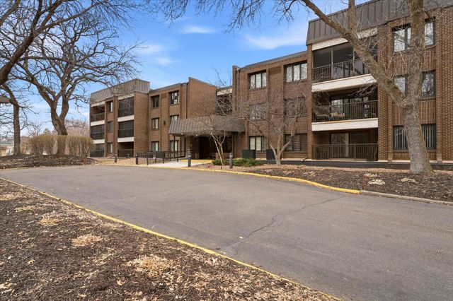 3412 Oak Ridge Road 319, Hopkins, MN 55305