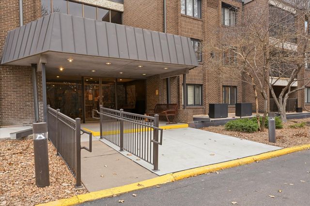 3412 Oak Ridge Road 319, Hopkins, MN 55305