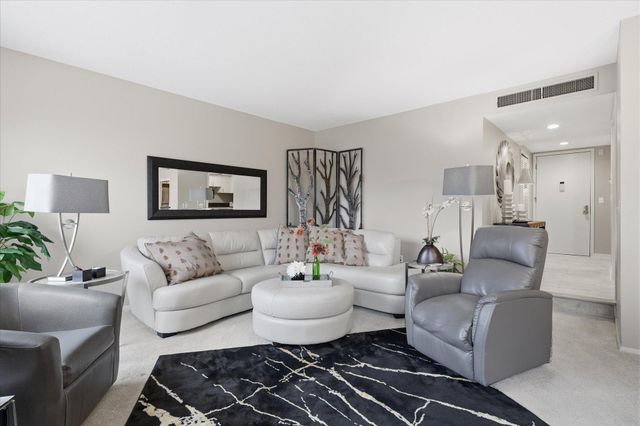 3412 Oak Ridge Road 319, Hopkins, MN 55305