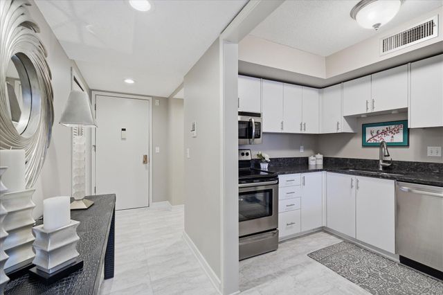 3412 Oak Ridge Road 319, Hopkins, MN 55305