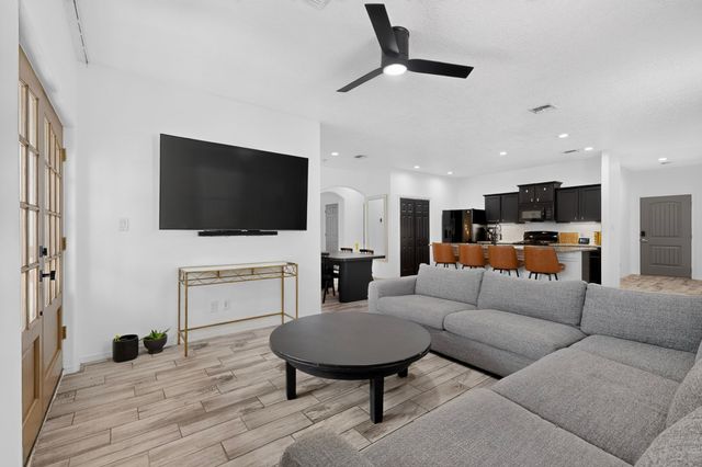5223 Via del Cielo, Santa Fe, NM 87507