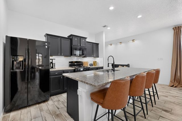 5223 Via del Cielo, Santa Fe, NM 87507