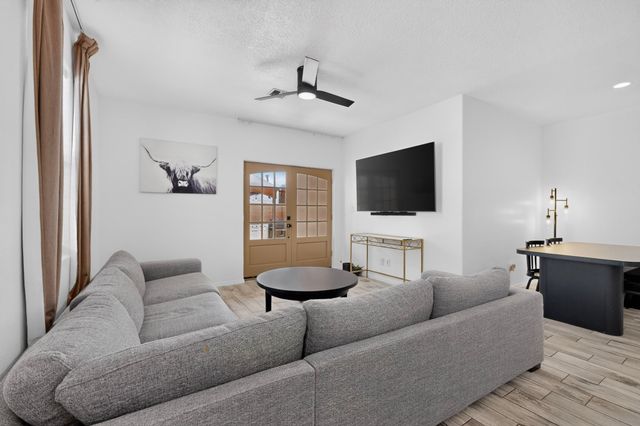 5223 Via del Cielo, Santa Fe, NM 87507
