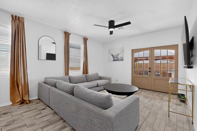 5223 Via del Cielo, Santa Fe, NM 87507