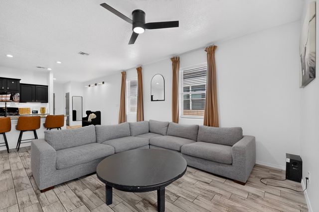 5223 Via del Cielo, Santa Fe, NM 87507