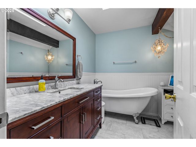 17576 ABIQUA Rd, Silverton, OR 97381