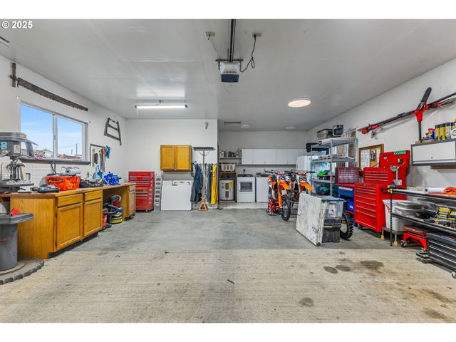 17576 ABIQUA Rd, Silverton, OR 97381