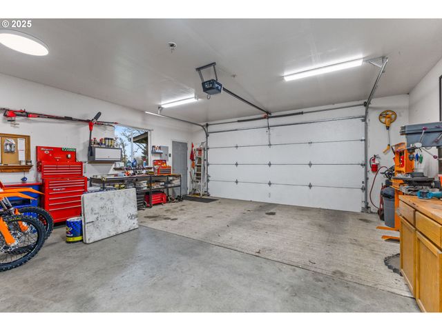 17576 ABIQUA Rd, Silverton, OR 97381