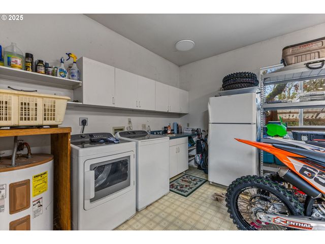 17576 ABIQUA Rd, Silverton, OR 97381