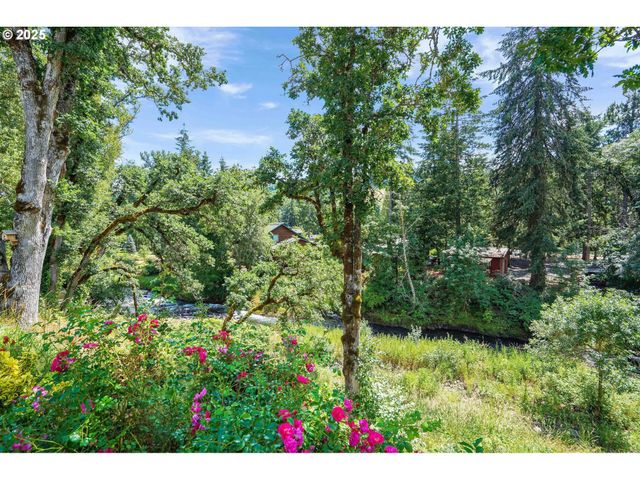 17576 ABIQUA Rd, Silverton, OR 97381