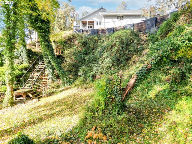 17576 ABIQUA Rd, Silverton, OR 97381