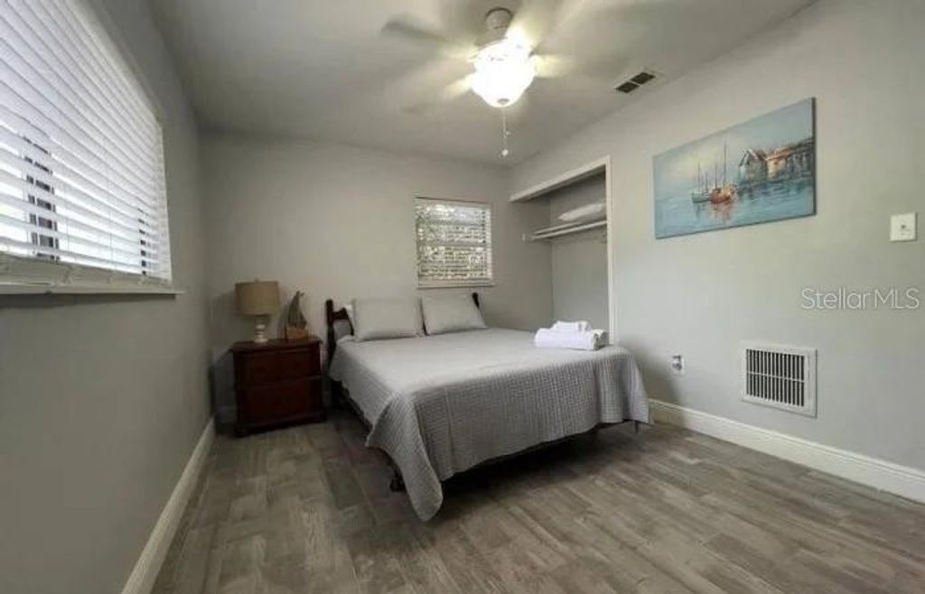 Image 5 of property listing at 709 W BAYSHORE DRIVE, Tarpon Springs, FL 34689