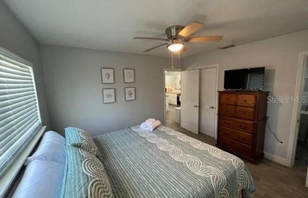 Image 7 of property listing at 709 W BAYSHORE DRIVE, Tarpon Springs, FL 34689