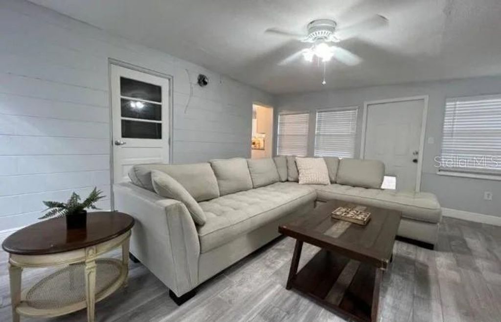 Image 9 of property listing at 709 W BAYSHORE DRIVE, Tarpon Springs, FL 34689