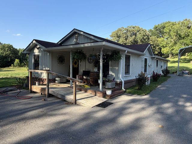 608 E Garden Farm Road, Rossville, GA 30741