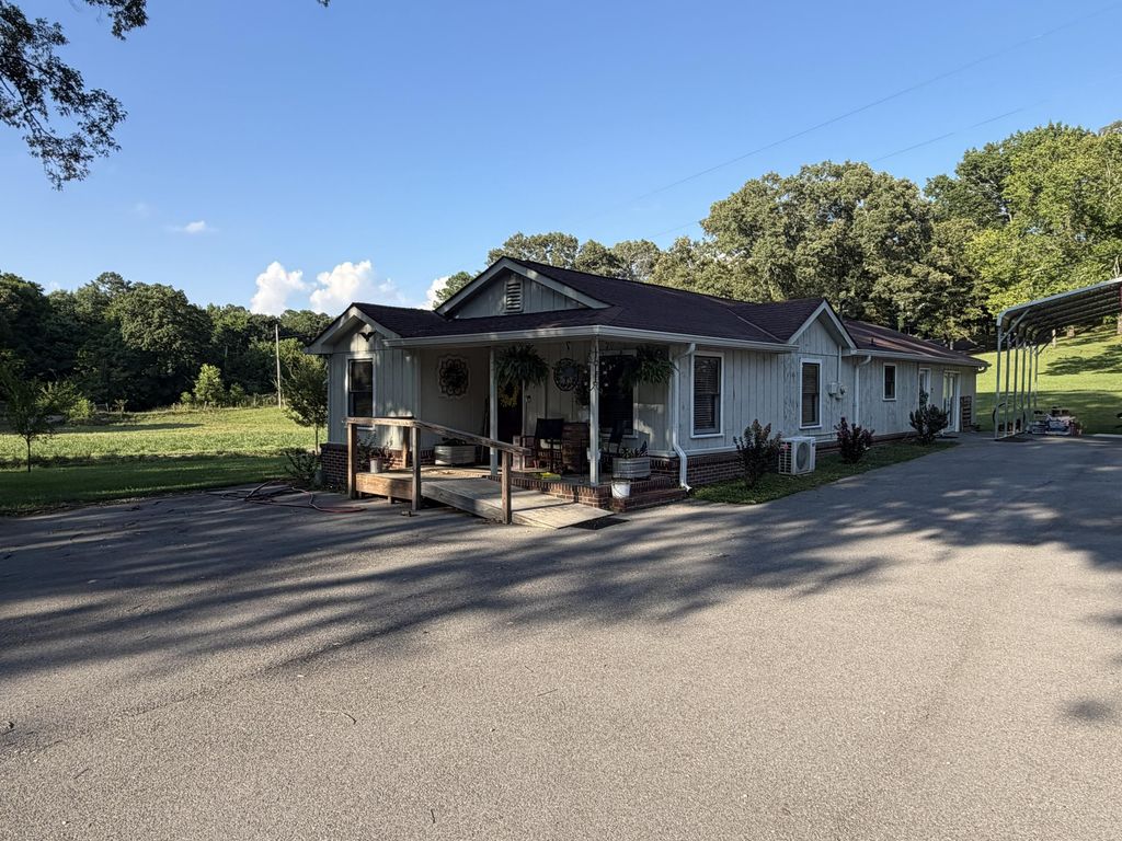 608 E Garden Farm Road, Rossville, GA 30741
