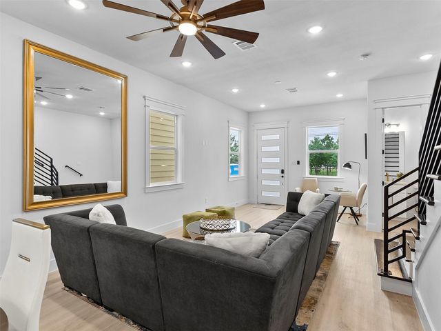 821 821 N Loop Center S 1, Houston, TX 77022
