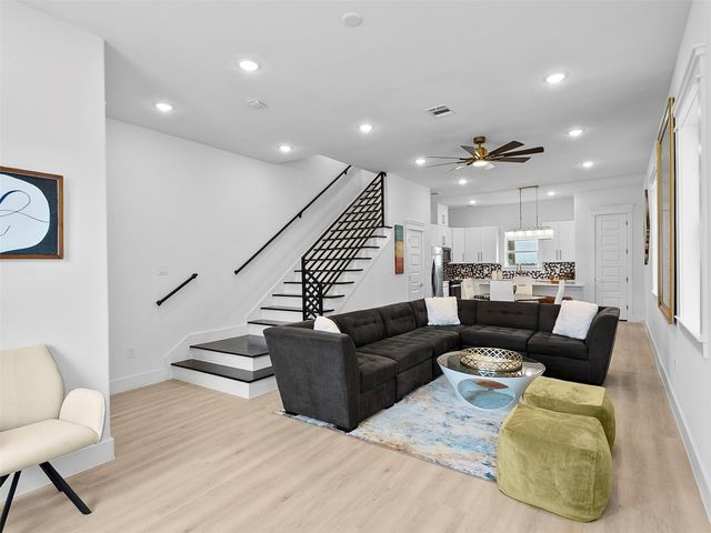 821 821 N Loop Center S 1, Houston, TX 77022