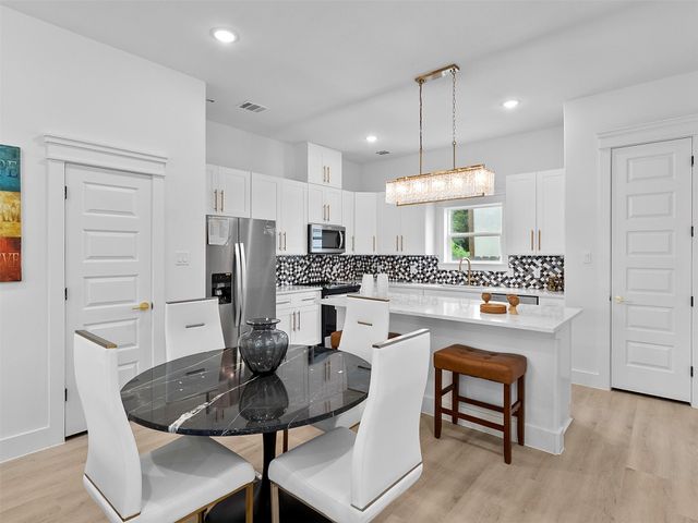 821 821 N Loop Center S 1, Houston, TX 77022