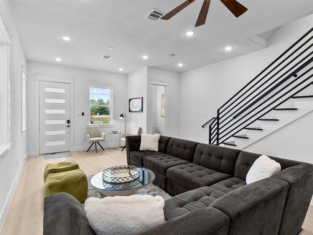 821 821 N Loop Center S 1, Houston, TX 77022