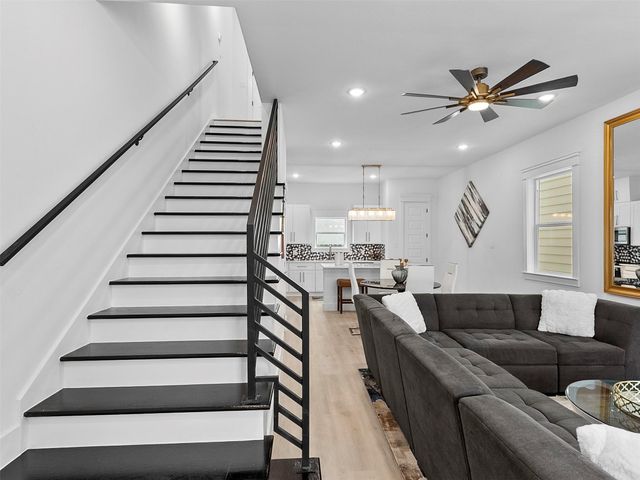 821 821 N Loop Center S 1, Houston, TX 77022
