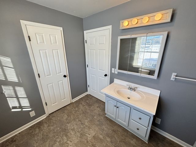 222 S Valley Rd, Hendersonville, TN 37075