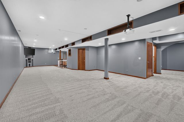 940 KEY Circle, Carter Lake, IA 51510