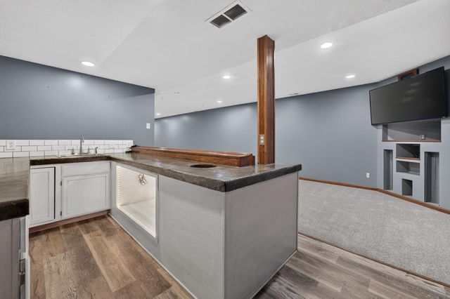 940 KEY Circle, Carter Lake, IA 51510