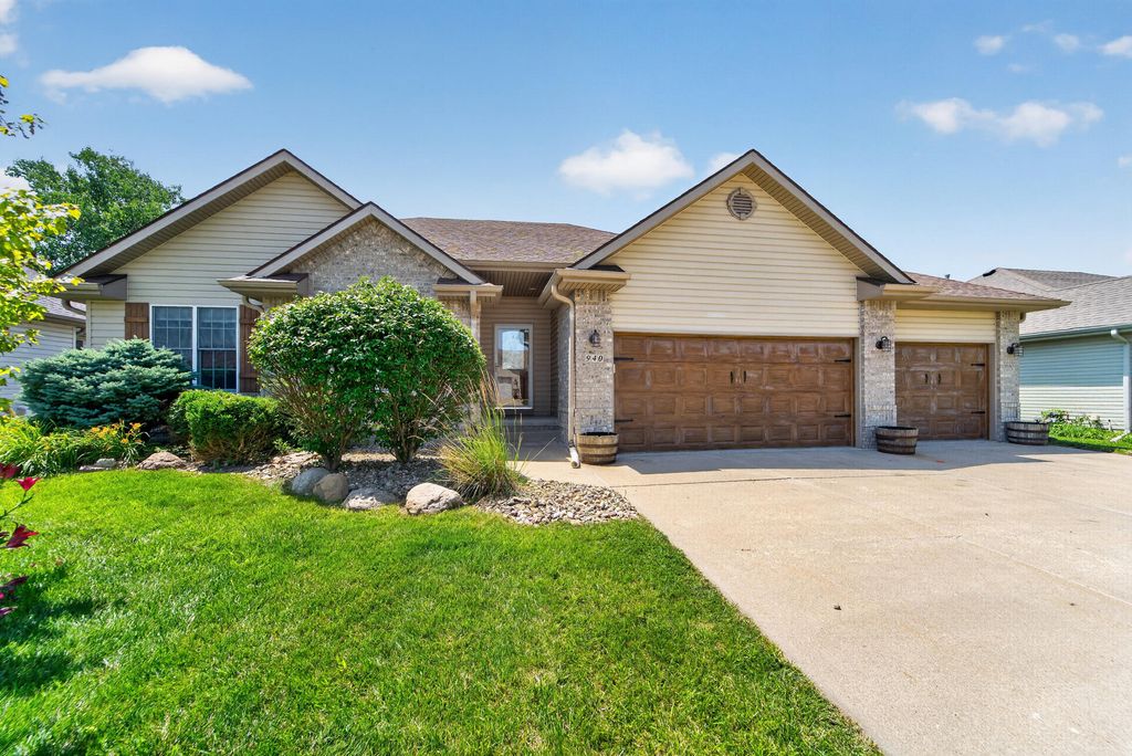 940 KEY Circle, Carter Lake, IA 51510