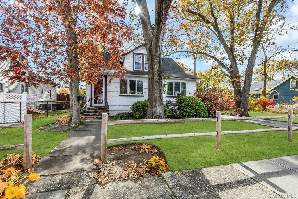 36 Roslyn Street, Islip Terrace, NY 11752